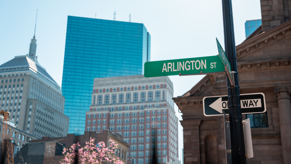 A photo of the Arlington Street sign taken from the Boston Common