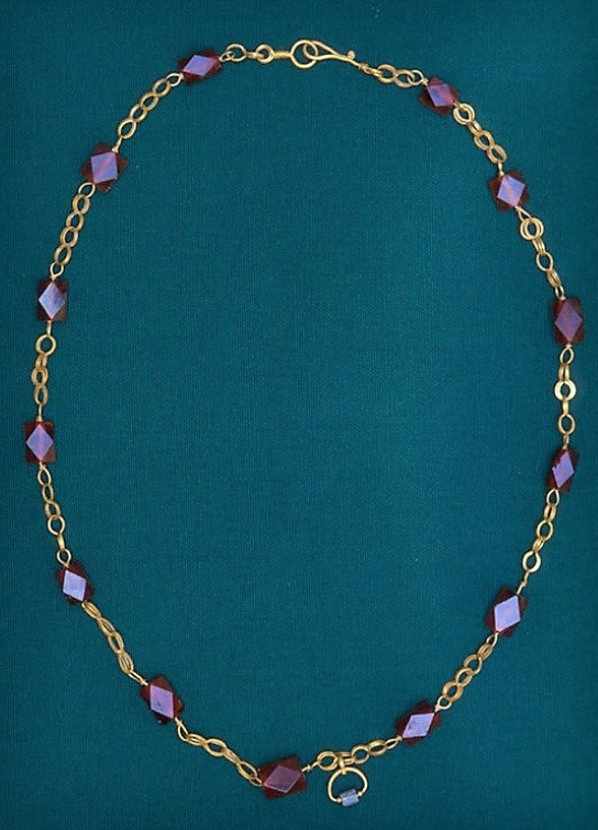 Gold necklace adorned with red carnelian (image copyright Athienou Archaeological Project)