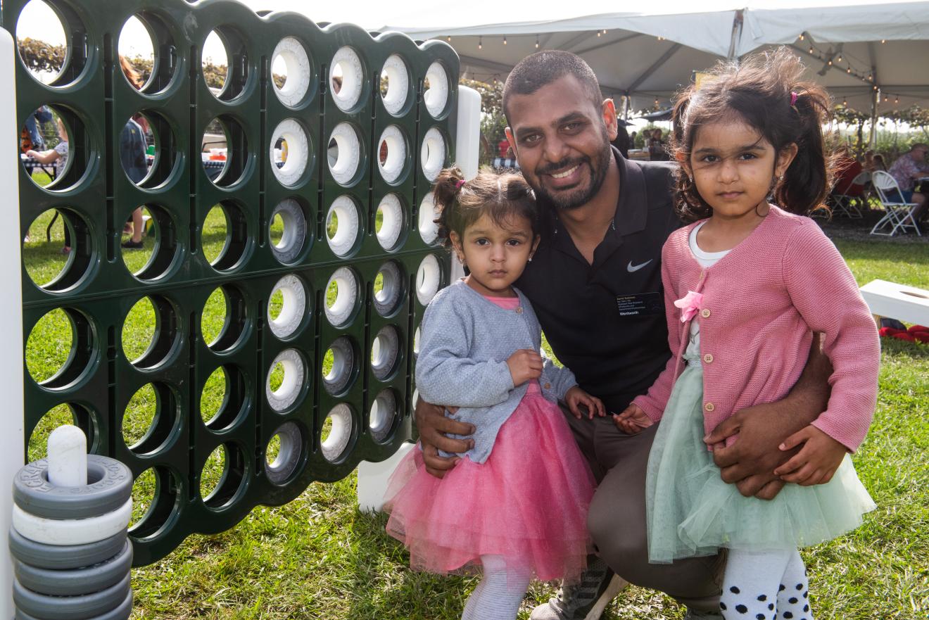 dad posing with two daughters