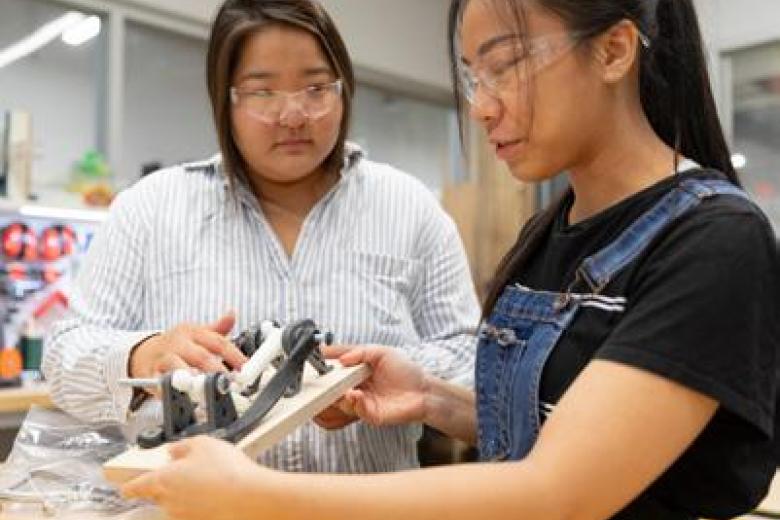 two women working in a lab