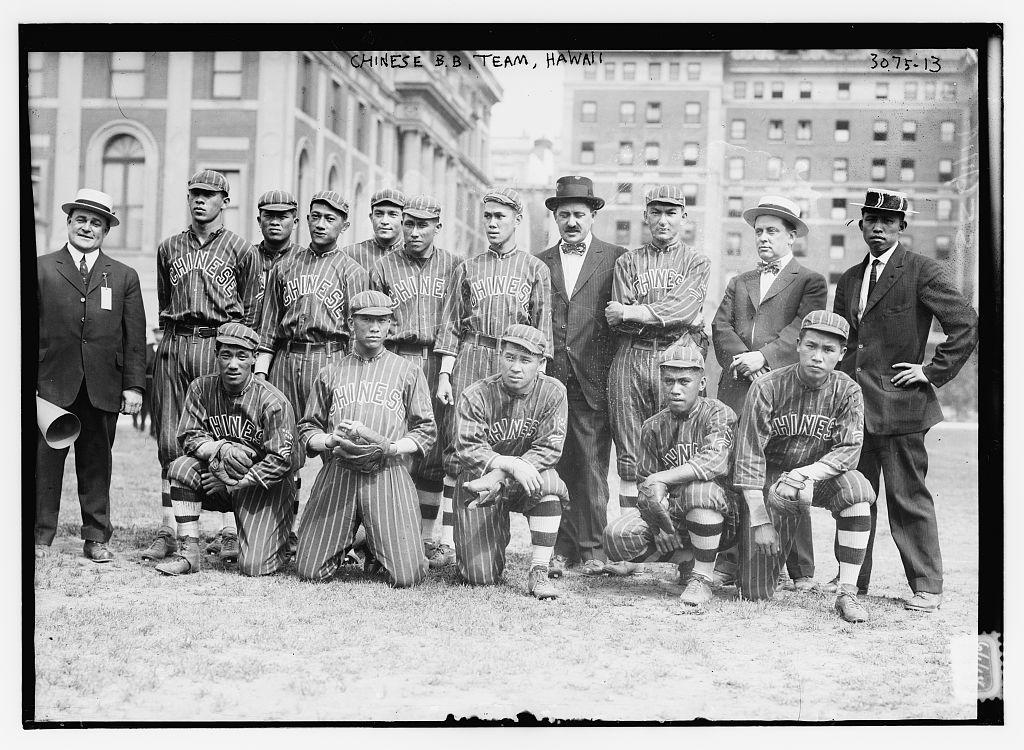 team of baseball players posing for camera
